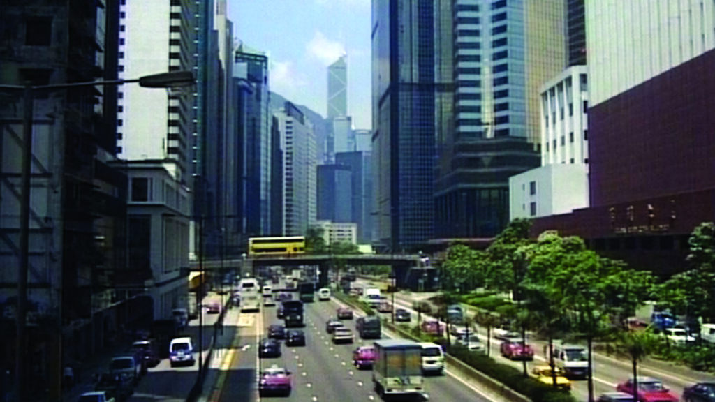 Verkehr zwischen Hochhäusern im Geschäftsviertel von Hongkong.