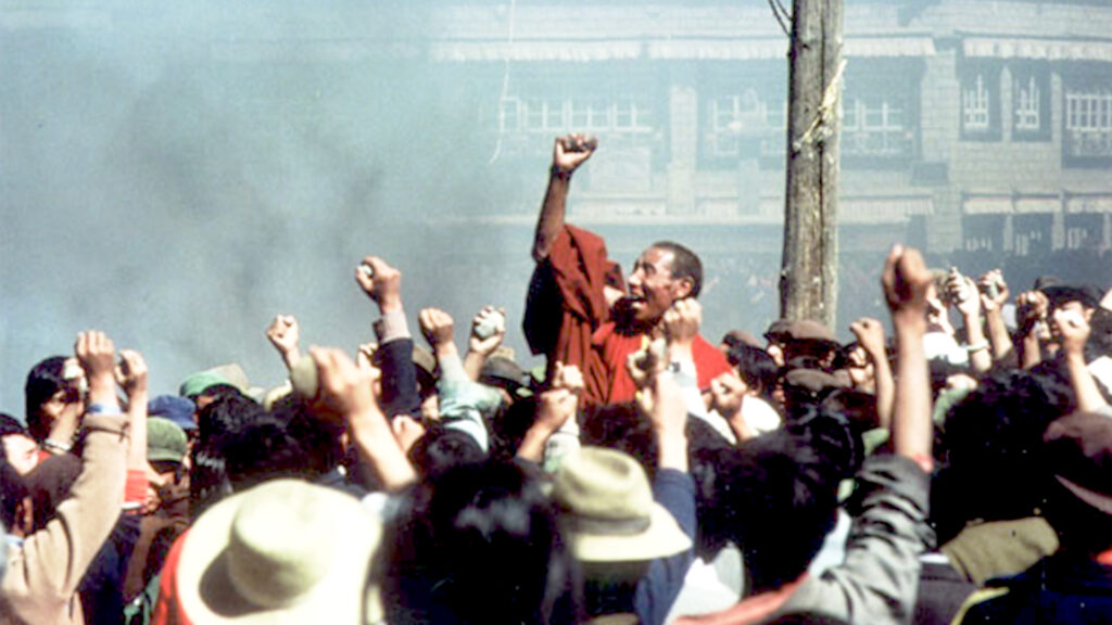 Tibetischer Mönch während des Aufstands in Lhasa 1988.